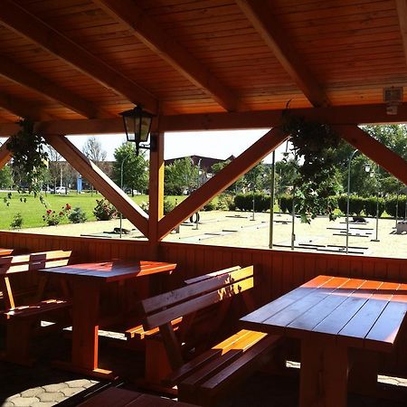 Golf Etterem Es Panzio Otel Kaposvár Dış mekan fotoğraf