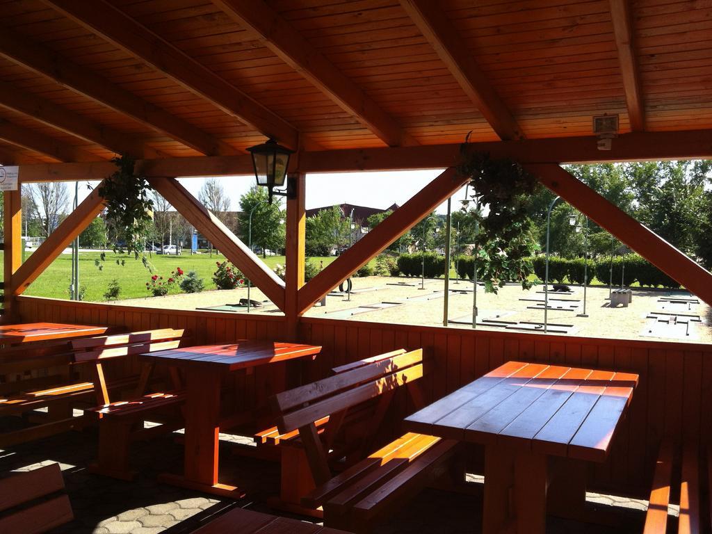 Golf Etterem Es Panzio Otel Kaposvár Dış mekan fotoğraf