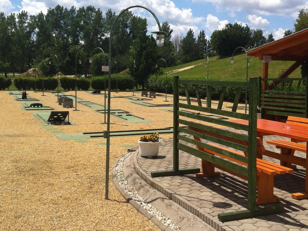 Golf Etterem Es Panzio Otel Kaposvár Dış mekan fotoğraf