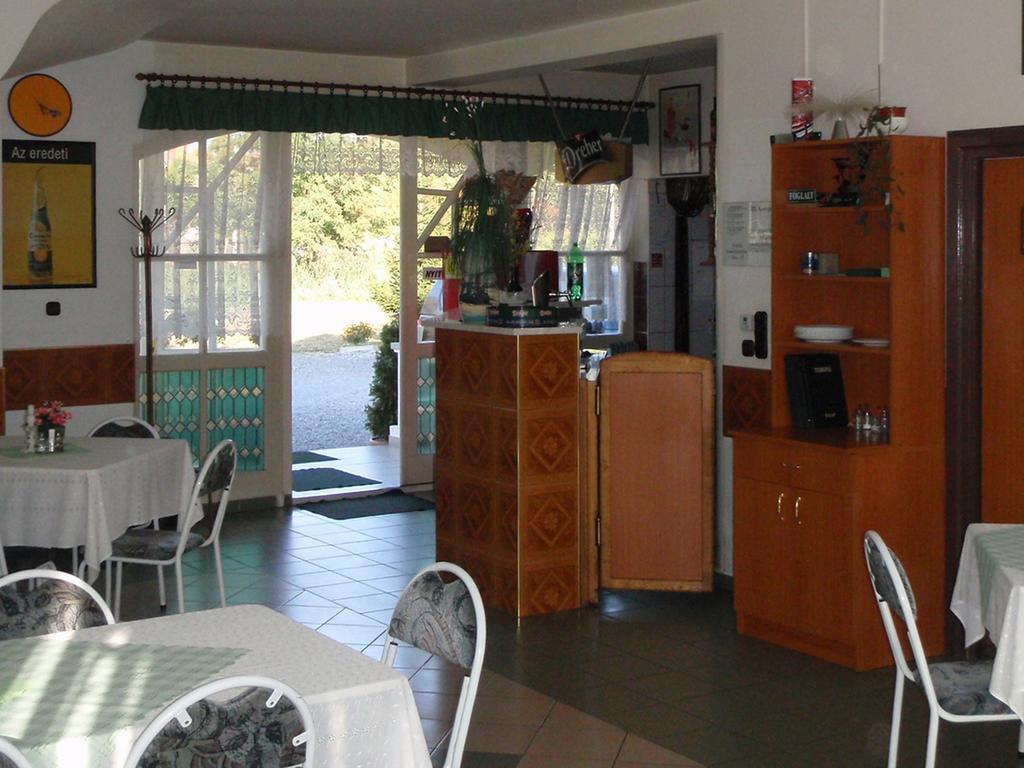 Golf Etterem Es Panzio Otel Kaposvár Dış mekan fotoğraf